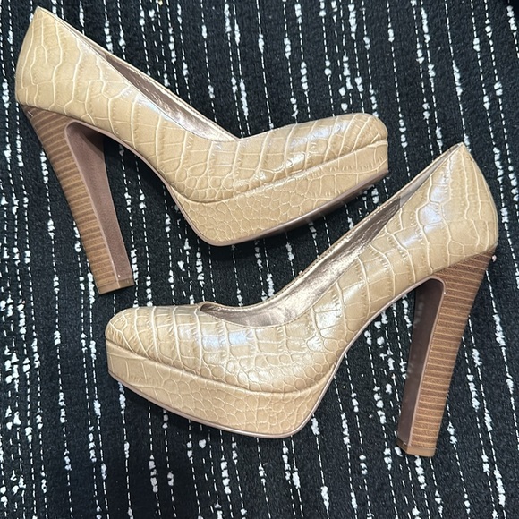 BCBGeneration yellow tan snake skin platform pump round toe - Picture 8 of 9